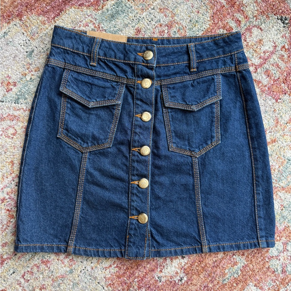 Farm Rio Dark wash denim mini skirt with button-up front and pockets. Size: 27’ - Picture 2 of 9